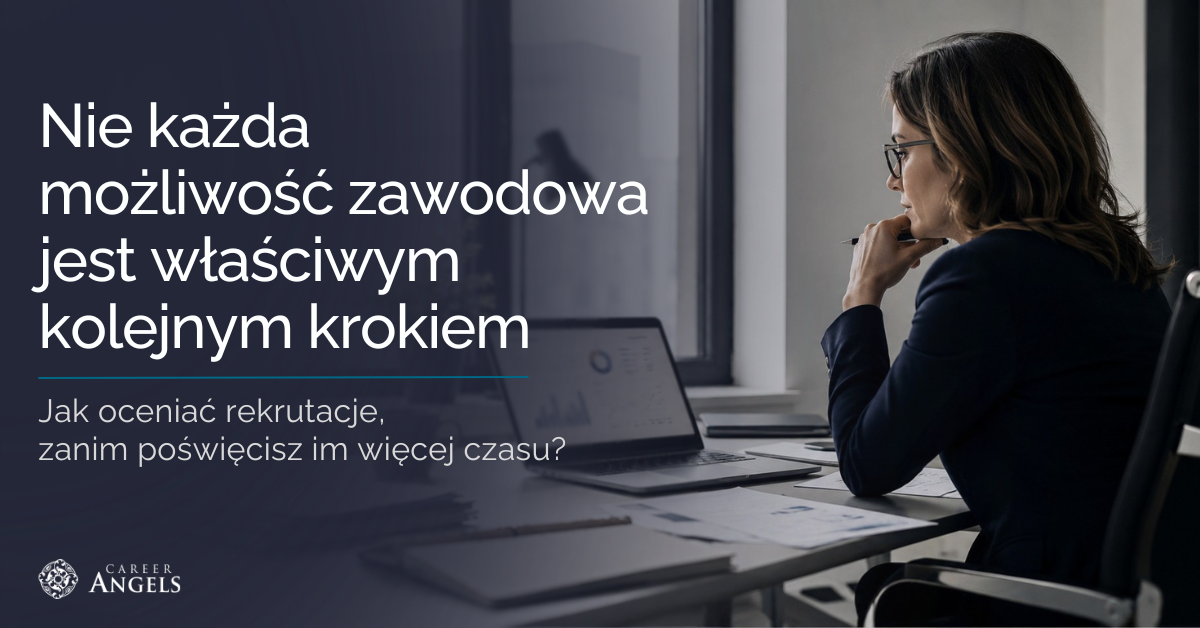 Kobieta w biurze analizuje możliwości zawodowe. Grafika Career Angels z tekstem: „Nie każda możliwość zawodowa jest właściwym kolejnym krokiem”.