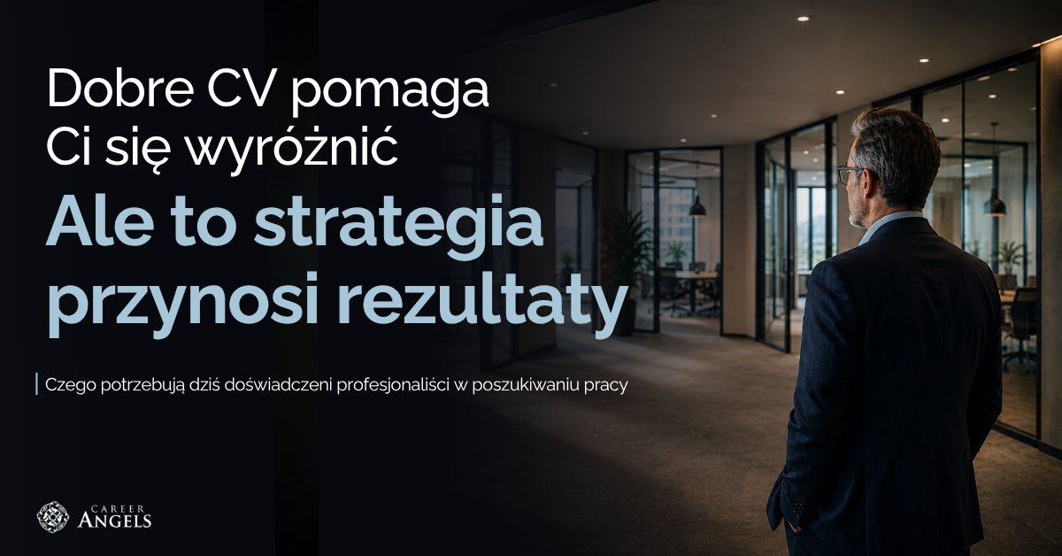 Grafika Career Angels o strategicznym poszukiwaniu pracy przez doświadczonych managerów i executives. Mężczyzna w garniturze stoi w nowoczesnym biurze. Tekst: „Dobre CV pomaga Ci się wyróżnić. Ale to strategia przynosi rezultaty”.