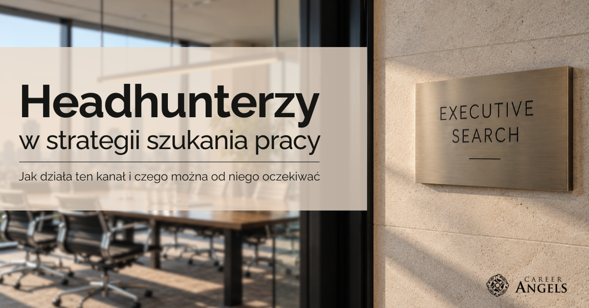 Grafika promująca artykuł „Headhunterzy w strategii szukania pracy”. Po lewej stronie widoczny jest tytuł oraz podtytuł „Jak działa ten kanał i czego można od niego oczekiwać”. W tle znajduje się nowoczesna sala konferencyjna, a po prawej stronie tabliczka z napisem „Executive Search”. W prawym dolnym rogu umieszczono logo Career Angels.